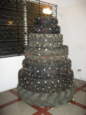 árbol de navidad con llantas
