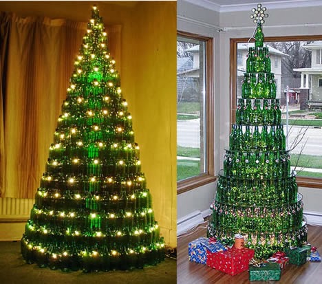 Árbol grande de navidad con botellas