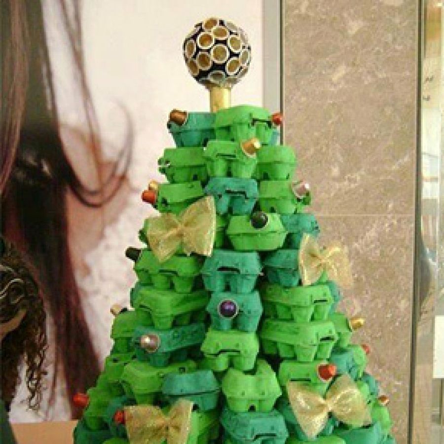 Árbol de navidad con cartones de huevos