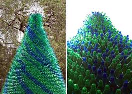 árbol de navidad con botellas de plástico