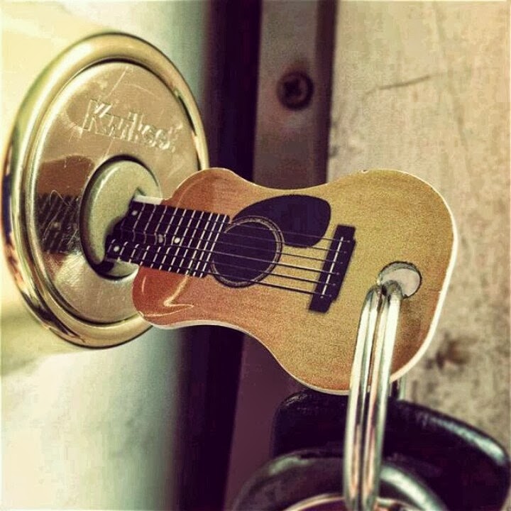 -disenos-de-madera-en-forma-de-guitarra