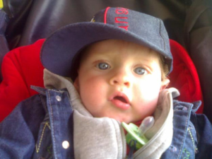 fotos-de-niños-de-ojos-azules-gorra