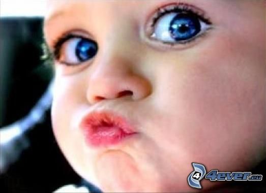 niebieskookie-dziecko,-pocalunek-135185