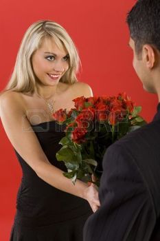 pareja con rosas muy románticos