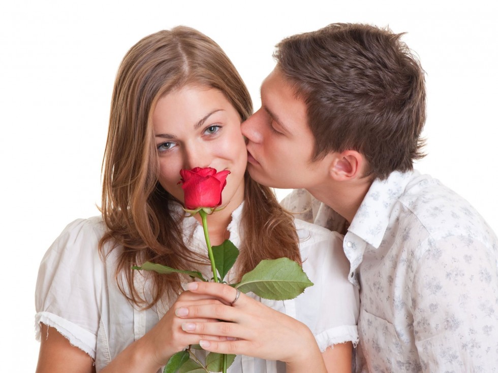 pareja con una rosa en la mano para los enamorados especiales