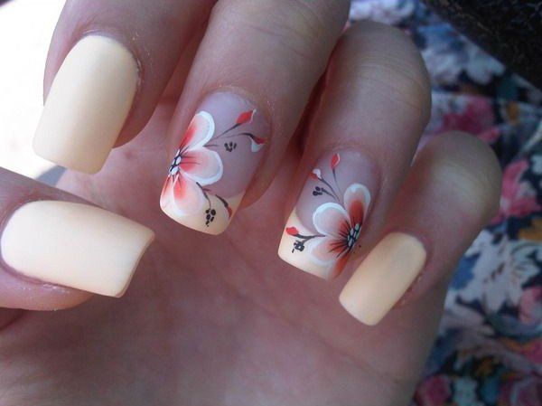 Imágenes de uñas decoradas con lindas flores Faciles