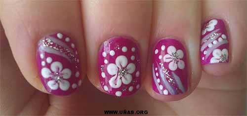 Imágenes de uñas decoradas con lindas flores Faciles