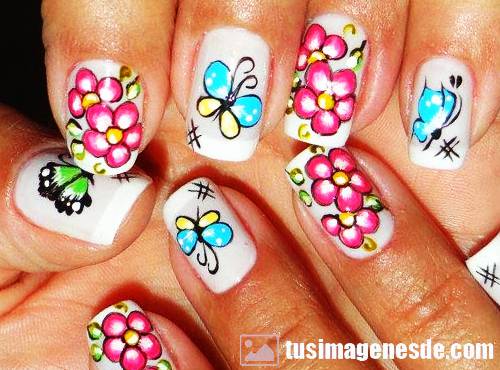 Imágenes de uñas decoradas con lindas flores Faciles