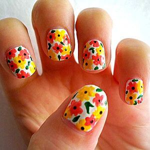 Imágenes de uñas decoradas con lindas flores Faciles