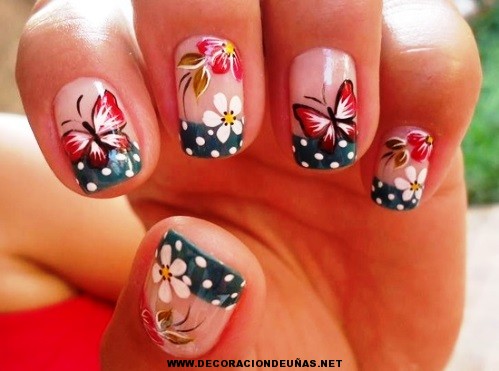 Imágenes de uñas decoradas con lindas flores Faciles