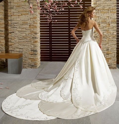 traje-de-novia-barato-con-una-larga-cola