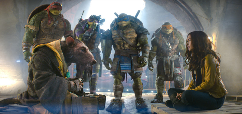 Las tortugas ninjas mutantes adolescentes, esta imagen podemos ver a splinter junto a april