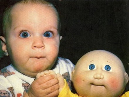 niños muy perecidos a sua muñecos