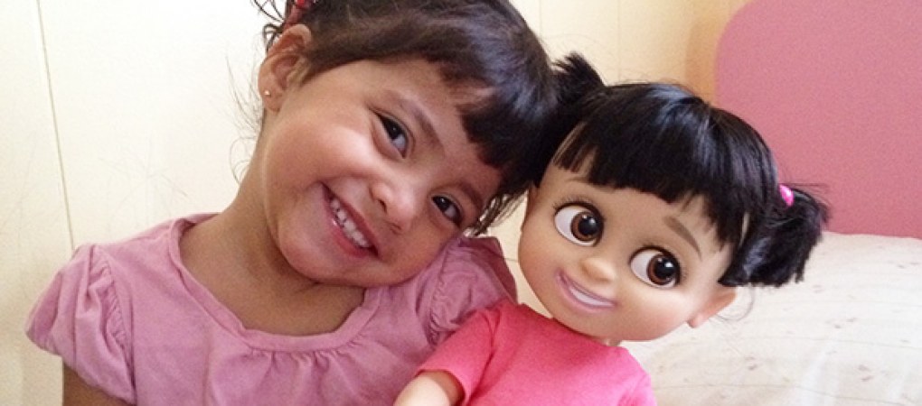 niña igal a su muñeca