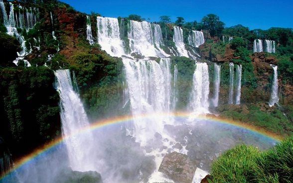 paisajes-de-cascadas-con-arcoiris